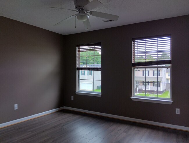 Building Photo - 811 Rilee Dr