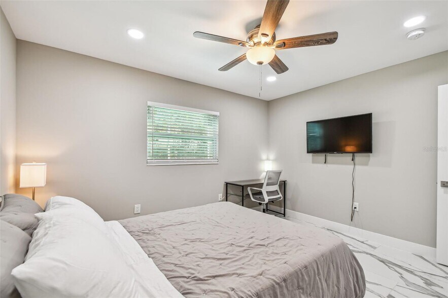 Building Photo - 2042 Craft Ln