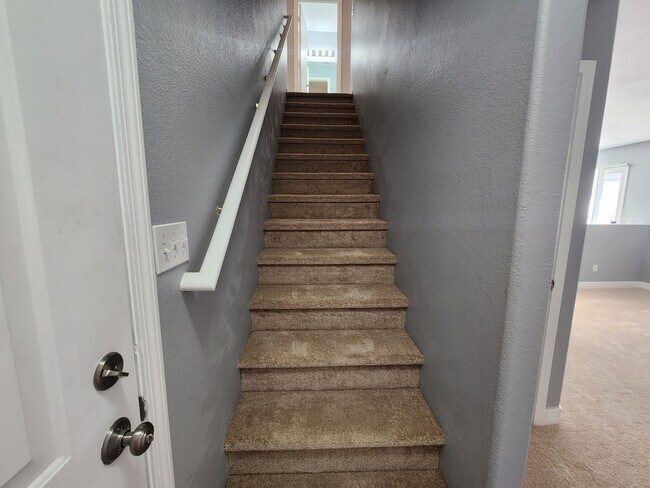 Building Photo - HENDERSON: 3 bed/2.5 bath Townhome with Spacious Kitchen, Private Backyard, Large Primary Suite &...