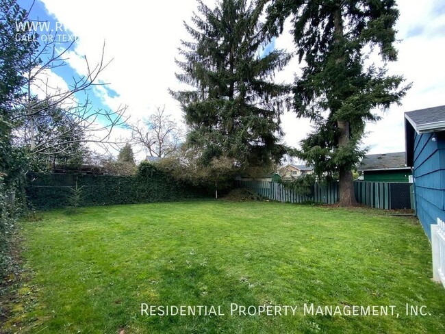 Building Photo - Classic North Portland Bungalow!