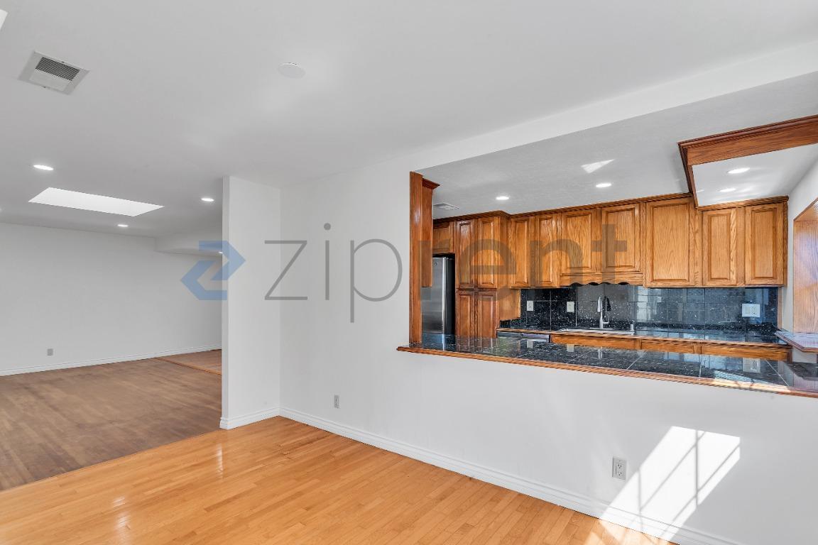Building Photo - Unit