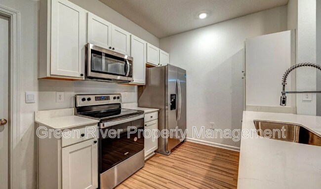 Building Photo - 827 Rivertree Pl