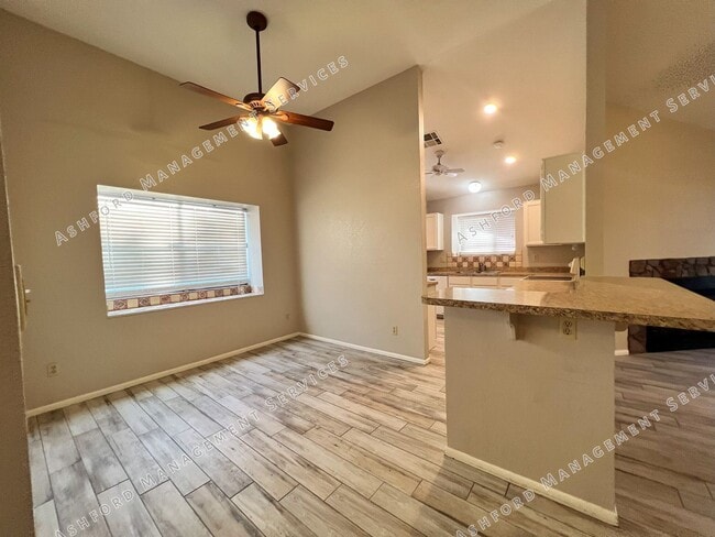 Building Photo - 3 BEDROOM 2 BATH IN HEART OF CHANDLER WITH...
