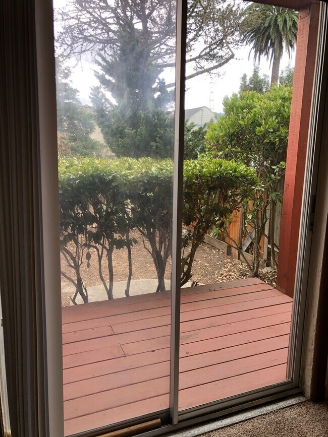 Building Photo - Jr.1BR/1BA Garden Unit NOPA Flat! Laundry!...