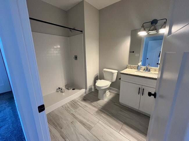 Building Photo - Gorgeous upscale apartment in the heart of...
