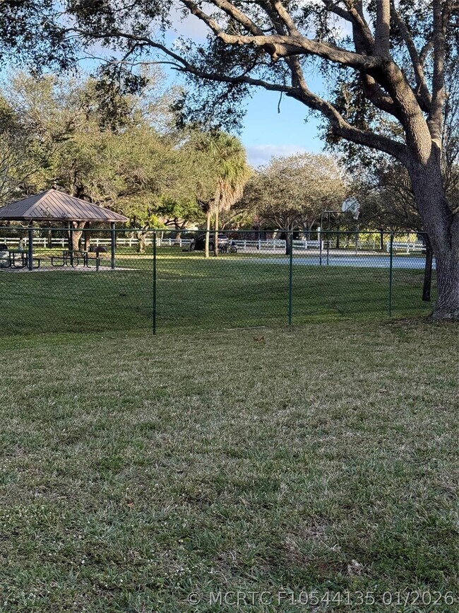 Building Photo - 2075 Coral Ridge Dr