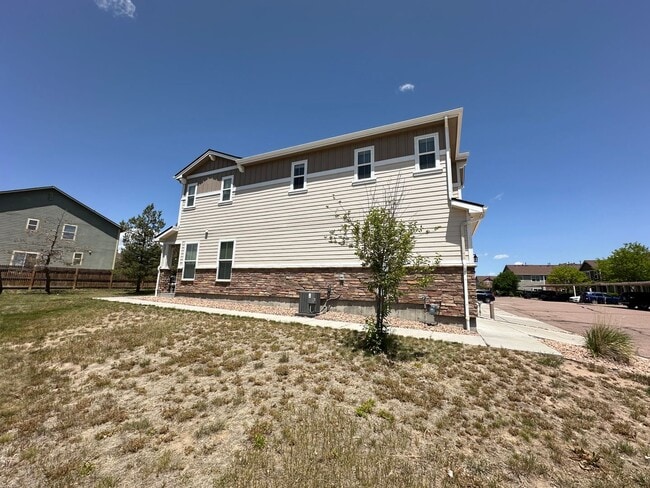 Building Photo - 2 Bed 3 Bath Townhouse with  2 Car Attache...