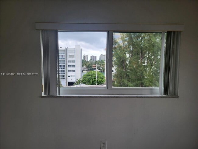 Building Photo - 1020 94th St