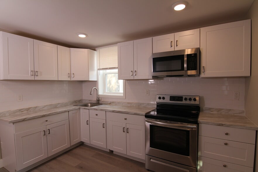 Building Photo - 1631 Dyre St