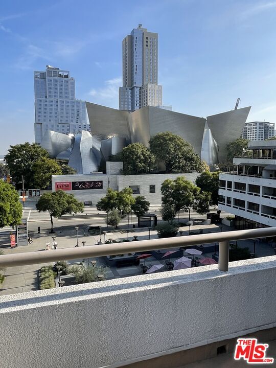 Building Photo - 121 S Hope St