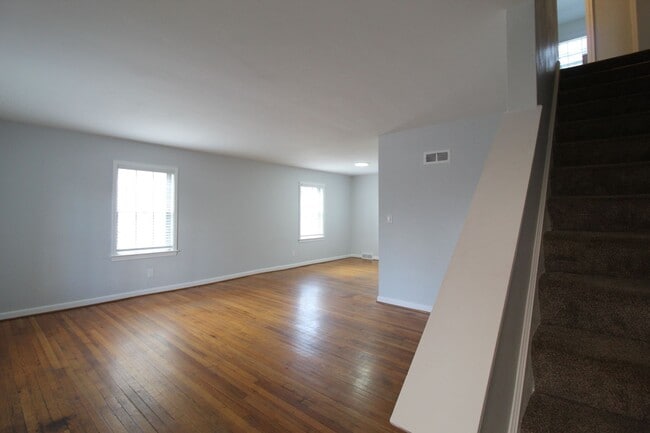 Building Photo - April FREE On This 2 Bedroom 1 Bath Duplex In The Waldo Area