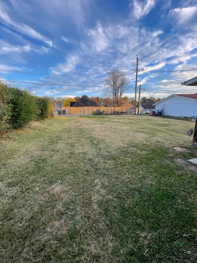 Building Photo - Knoxville 37917 - 2 bedroom, 2 bath home -...