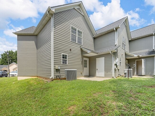 Building Photo - Freshly Renovated 2 BR, 2.5 BA Townhome Mi...