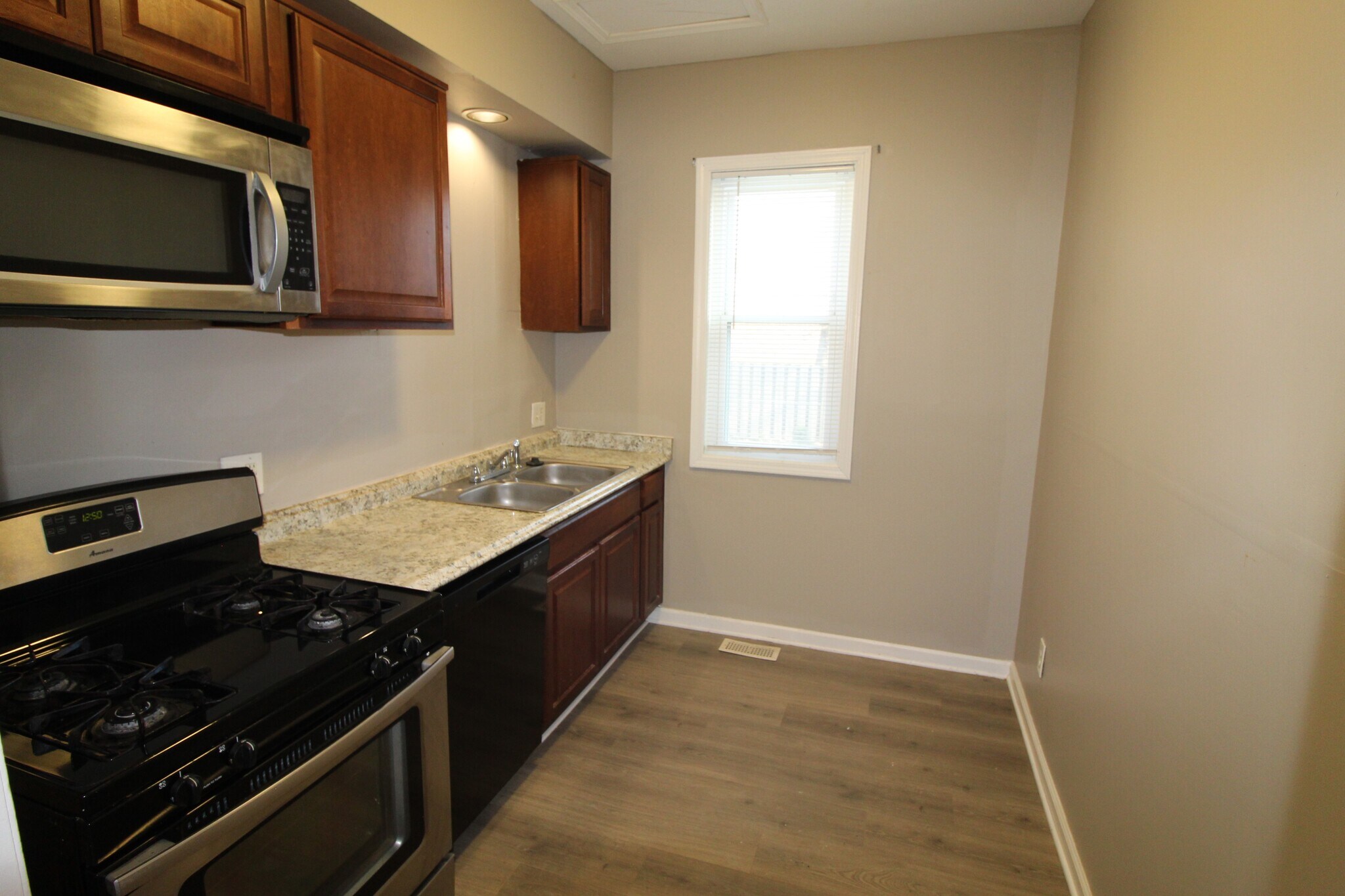 Building Photo - 392 N Garfield Ave