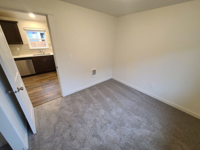 Building Photo - Single Level 3 Bed/2 Bath in NW Redmond - Upas Avenue