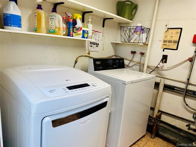 Building Photo - 231 Manorhaven Blvd