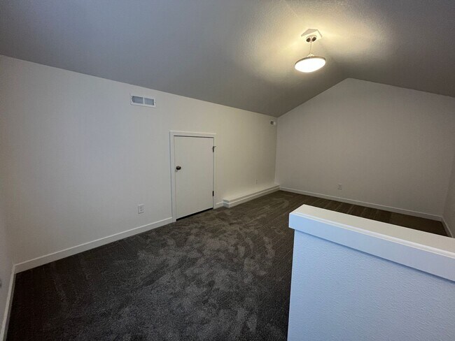 Building Photo - 1550 E 3rd St