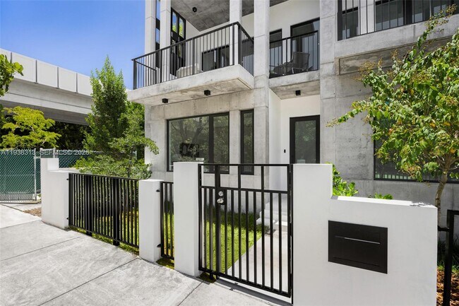 Building Photo - 92 SW 28th Rd