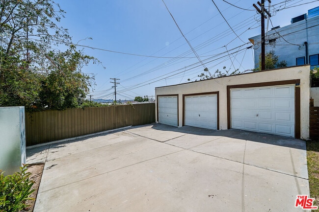 Building Photo - 1329 S Tremaine Ave