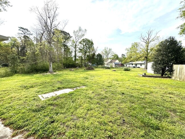 Building Photo - Adorable home located in Southwest side of Jacksonville