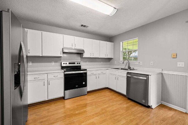 Building Photo - Charming All-Brick Home with Garage & Cove...
