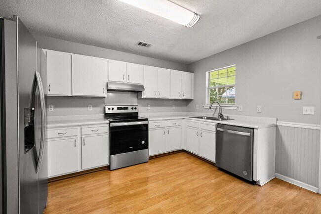 Building Photo - Charming All-Brick Home with Garage & Covered Patio!