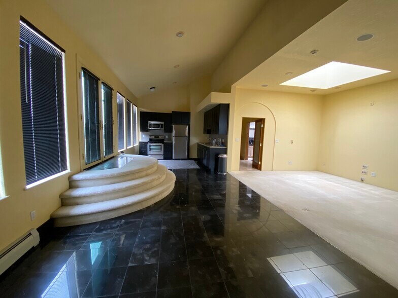 Building Photo - 313 S Victoria Ave