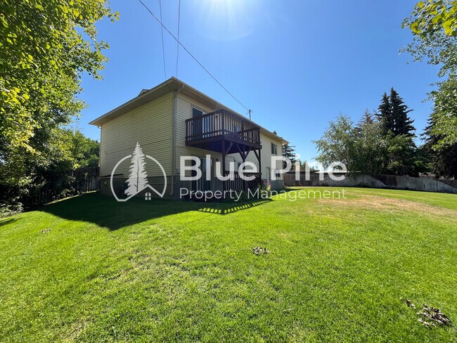 Building Photo - 395 Hemlock Cir