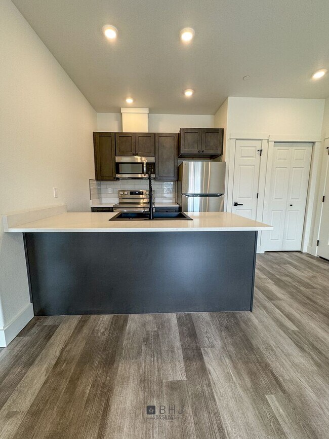 Building Photo - BRAND NEW Pet Friendly 1 bed/ 1 bath apart...