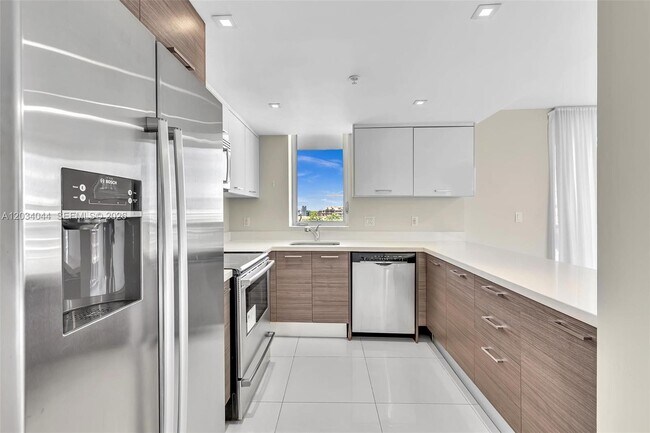 Building Photo - 9901 E Bay Harbor Dr