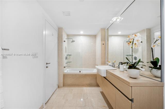 Building Photo - 200 Biscayne Blvd Way