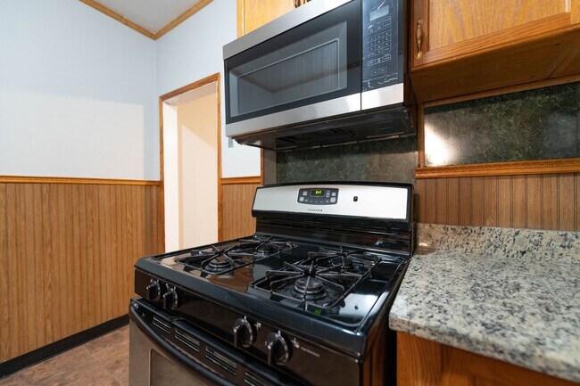Building Photo - PHA Welcomed! Spacious Home with Private Backyard