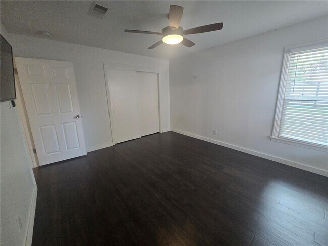 Building Photo - 1608 Sweetbriar Ave