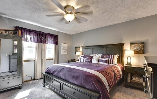 Building Photo - Spacious Tri-Level Home With Modern Upgrad...
