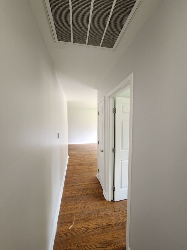 Building Photo - Beautiful 3 bedroom 1 bath with attached g...