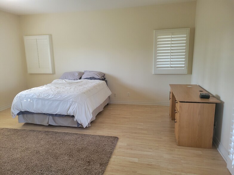 Building Photo - 3901 Stonebridge Ln