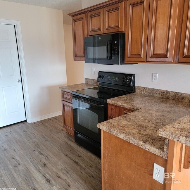 Building Photo - 1701 Woodbridge Cir E