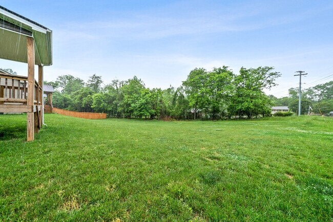 Building Photo - 913 Lutz Ln