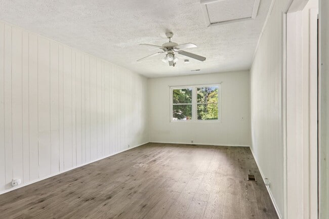 Building Photo - Move In Ready