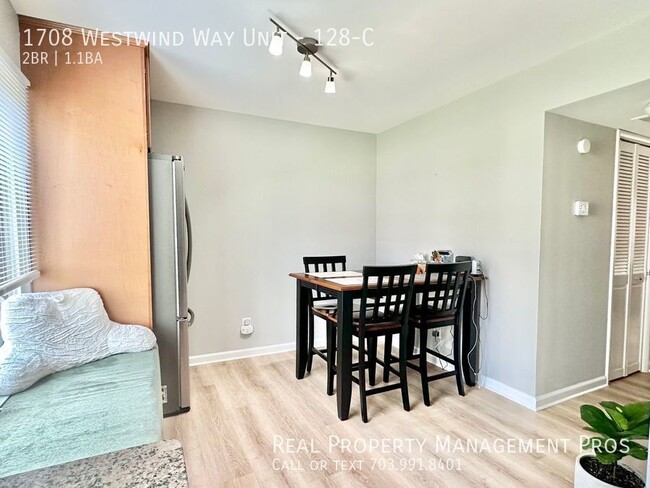 Building Photo - Light & Bright End Unit-Walk to Metro & Sh...