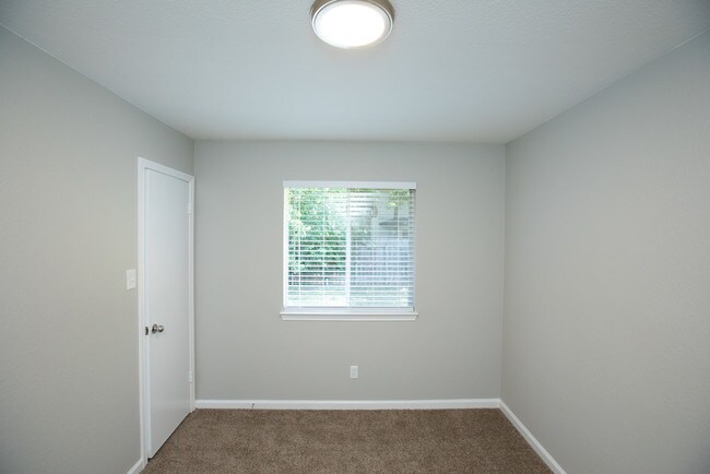 Building Photo - 1612 Sylvia Ln