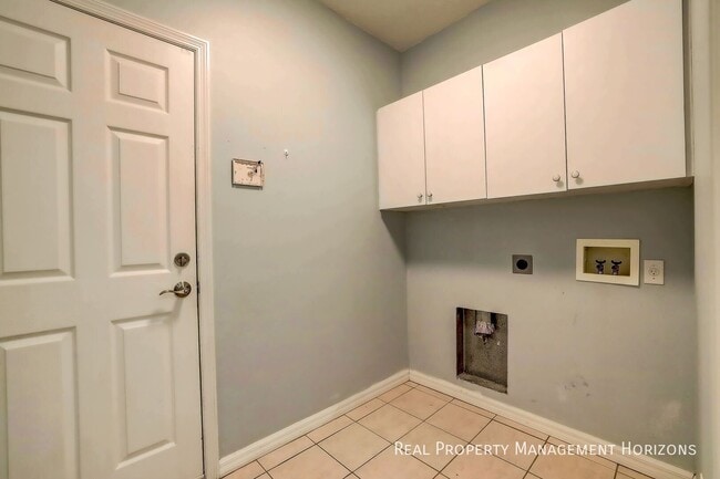 Building Photo - 143 Mill Run E