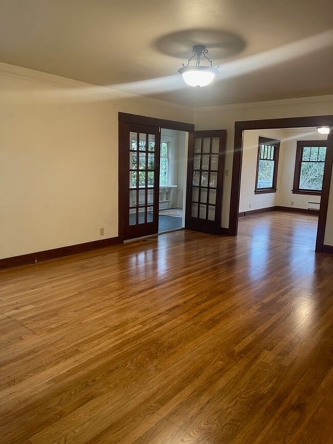 Building Photo - Spacious Craftsman Home