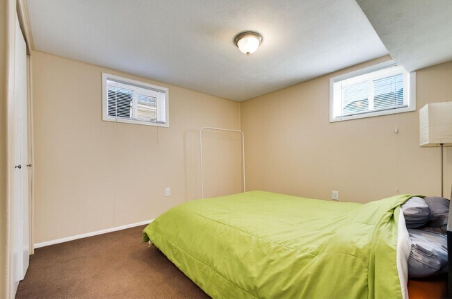 Building Photo - Roomy Sunnyside Duplex with Finished Basement in a Prime Location