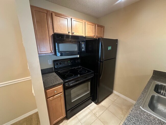 Building Photo - 1 Bedroom - 1 Bath - 2nd Floor - Community...