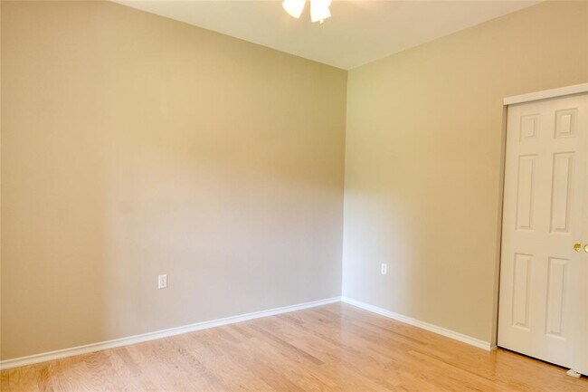 Building Photo - 115 Dickens Cir