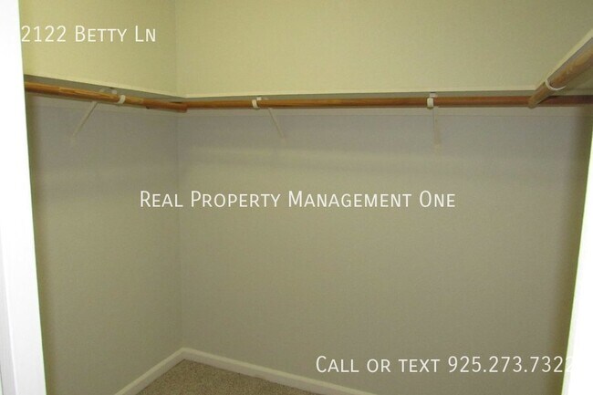 Building Photo - 2122 Betty Ln