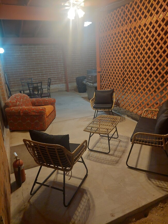 Building Photo - 9141 N Overlook Dr