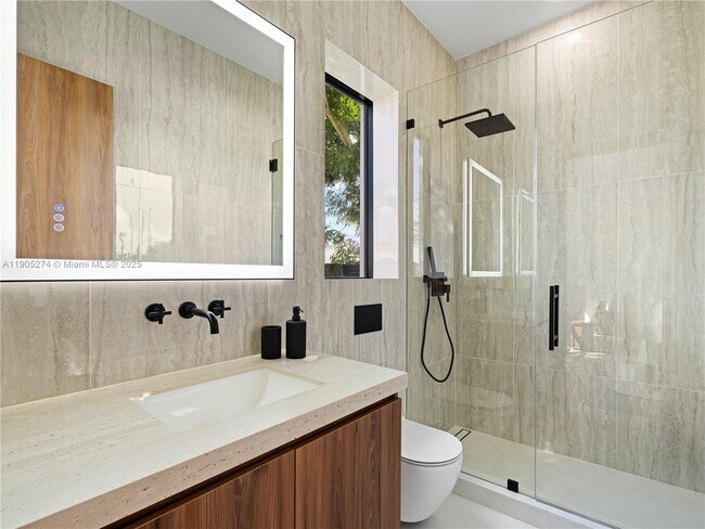 Building Photo - 543 NE 109th St