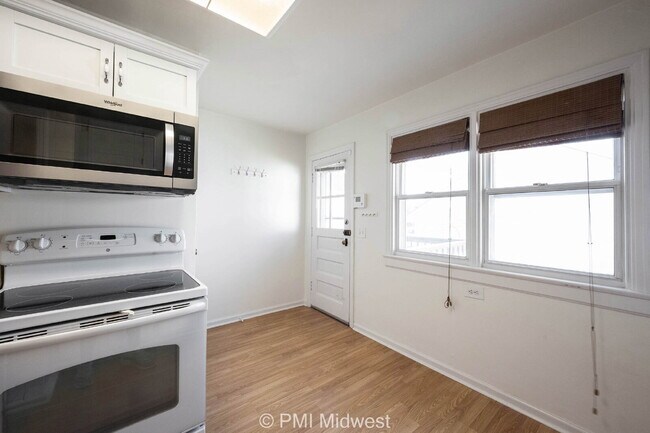 Building Photo - "Charming 2-Bedroom Duplex with Cozy Fireplace on Washington Blvd – Your Ideal Indianapolis Retre...